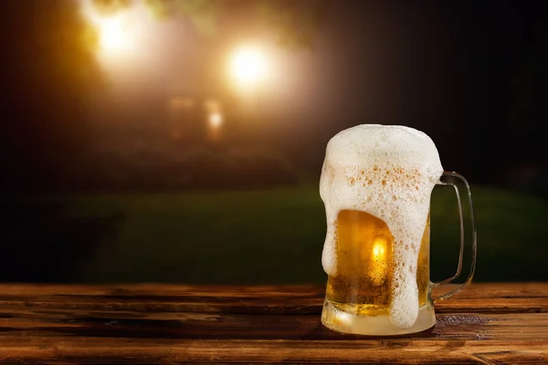 soğuk bira bir manzara içinde fincan