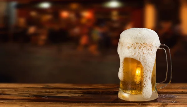 Холодна Чашка Пива Піною Фоні Вулиці — стокове фото