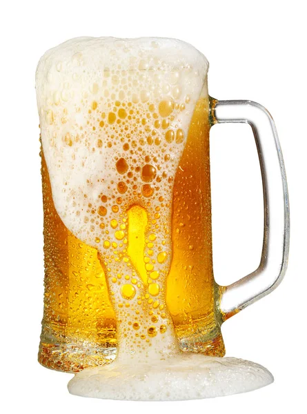 soğuk bira beyaz arka plan üzerinde izole köpük bardak