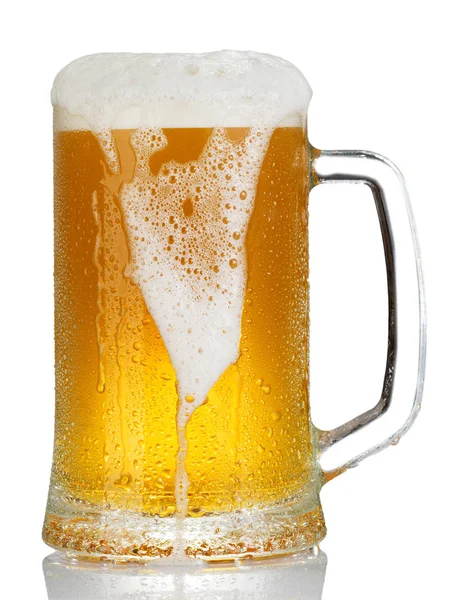 白い背景で隔離の泡とビールの冷たいジョッキ — ストック写真