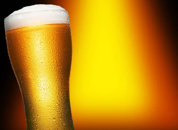 Bardak soğuk zanaat hafif bira koyu arka plan üzerinde