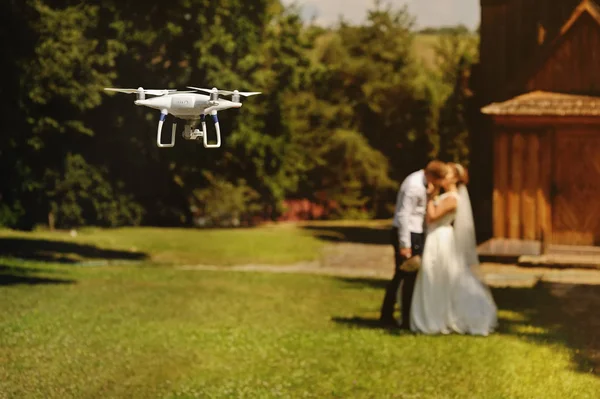 Dron filmando una pareja de boda Imagen de archivo