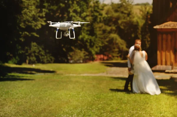 Dron filmen een bruidspaar Stockfoto