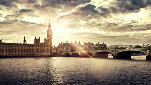 Családi házak, a Parlament és a big ben, london Stock Kép