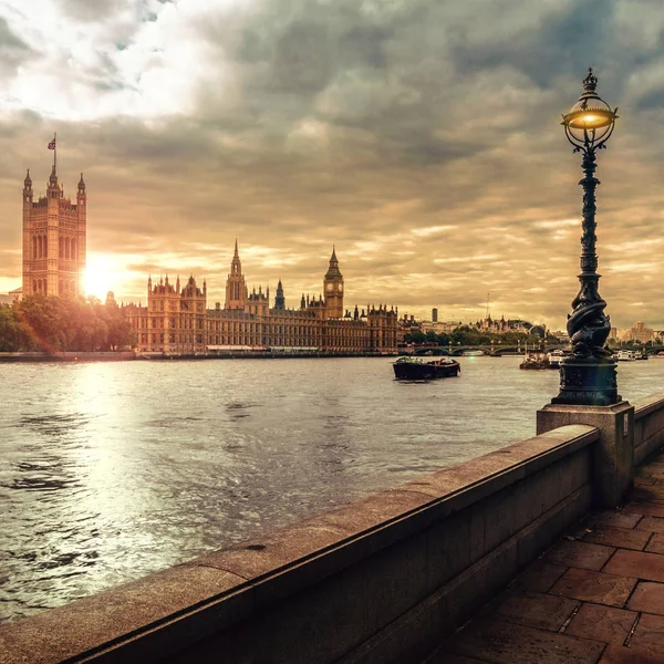 Husen i parlamentet och big ben, london — Stockfoto