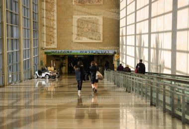 Tel Aviv, İsrail - 13 Şubat 2014: İsrail ve İsrail için gelen turistler geri gelecek vatandaşların hoş geldiniz işareti doğru gidiyor Ben Gurion Uluslararası Havaalanı evde altında Antik Mozaik yer.