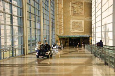Tel Aviv, İsrail - 13 Şubat 2014: Turist ve İsrail vatandaşlarına Ben Gurion Uluslararası Havaalanı. Yaşlı veya özürlü kişileri Havaalanı alanı içinde özel araçla transfer.