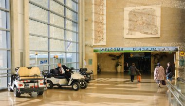 Tel Aviv, İsrail - 13 Şubat 2014: Ben Gurion Uluslararası Havaalanı bir özel araç park yeri kimliği belirsiz bir işçi yaşlı aktarmak için kullanılan veya kişi Havaalanı alanı içinde devre dışı.