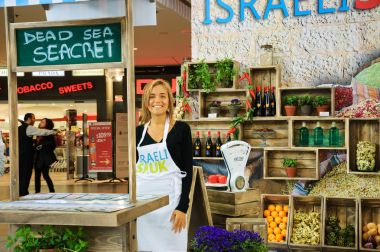 Tel Aviv, İsrail - 26 Şubat 2014: onların gidiş Ben Gurion Uluslararası Havaalanı Duty Free mağazaları alanda bekleyen turistler için tipik İsrail ürünleri satan tanımlanamayan satıcı.