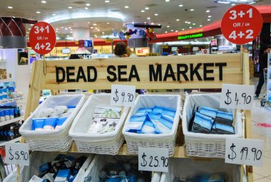 Tel Aviv, İsrail - 13 Şubat 2014: Dead Sea kozmetik'de Ben Gurion Uluslararası Havaalanı Duty Free mağazaları alanına oyala. Dead Sea kozmetik biri İsrail'den en popüler Hediyelik eşya.
