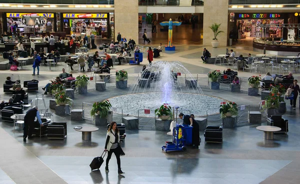 TEL AVIV, ISRAEL - FEBRUARY 13, 2014: Tourists and Israeli citizens waiting for their departures in Duty Free shops area in the Ben Gurion International Airport. — Stock Photo, Image