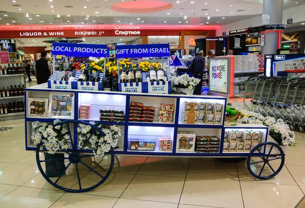 TEL AVIV, ISRAEL - FEBRUARY 26, 2014: Typical Israeli products (wine, baklava etc) on sale for tourists waiting for their departures in Duty Free shops area in the Ben Gurion International Airport. — Stock Photo, Image