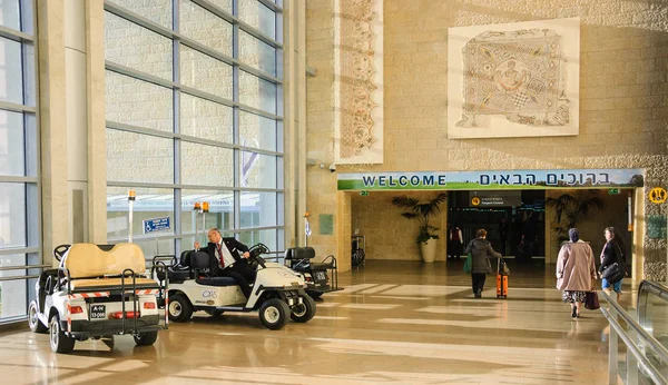 Tel Aviv Israel Febrero 2014 Trabajador Identificado Aeropuerto Internacional Ben Fotos De Stock