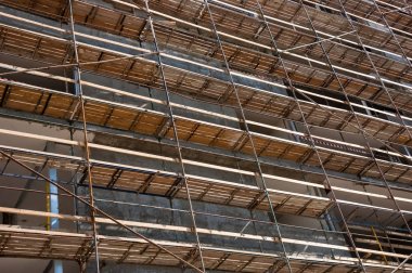 İskele, yeni bir bina inşaat sahasında. İnşaat site arka plan.