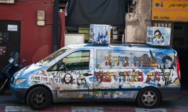 Tel Aviv, İsrail - 18 Şubat 2014: Renkli grafiti ile Breslov Nachman hasidic hareketi ve bir iletide (İbranice) 