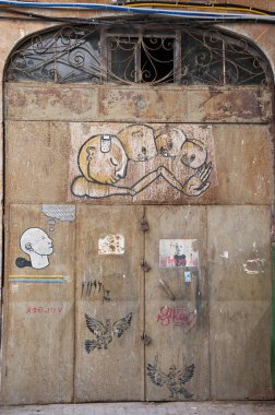 Tel Aviv-Yafa, İsrail-18 Şubat 2014: Kavramsal grafiti Güney Tel Aviv'de konut ev demir kapısı. Yıllarda grafiti kent kültürü önemli bir unsur oldu. Siyah ve beyaz fotoğraf.