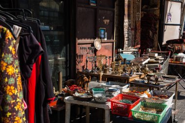 Renkli ikinci el vintage giyim, Musevilik nesneler ve Jaffa (İsrail) bit pazarı İsrail diğer Hediyelik eşya. Hatıra Eşyası olan tablolara seçici odak.