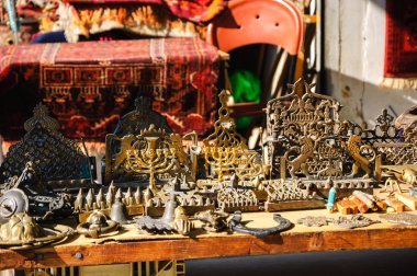 Farklı Hannukah Mora ve diğer şamdanlar, Jaffa (İsrail) bit pazarı. Musevilik arka plan. Seçici odak ve sığ derinlik-in tarla.