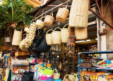 Tel Aviv-Yafa, İsrail-18 Şubat 2014: Ev Ekipmanları mağaza Jaffa bit pazarı. Jaffa bit pazarı (Shuk Hapishpeshim) turistler ve yerliler için Tel Aviv-Yafa için popüler konumlar biridir.