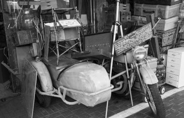 Tel Aviv-Yafa, İsrail - 18 Şubat 2014: sidecar motosiklet hala kullanımda Jaffa bit pazarı Tel Aviv - Yafa popüler turistik biri antika dükkanında girişine antika. Siyah ve beyaz fotoğraf.