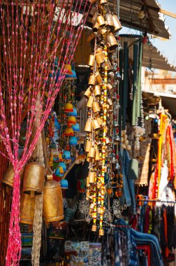 Vintage boncuk perdeler ve Jaffa bit pazarı (Tel Aviv-Yafa, İsrail), çan. Turistler ve yerliler için popüler ilgi çekici mekanlara Jaffa bit pazarı olduğunu.