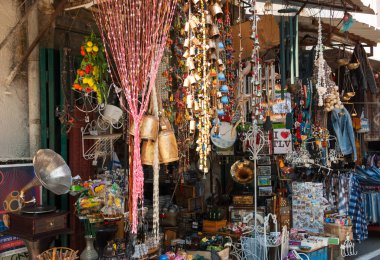 Tel Aviv-Yafa, İsrail-18 Şubat 2014: Vintage Jaffa bit pazarı şeylerde. Turistler ve yerliler için popüler ilgi çekici mekanlara Jaffa bit pazarı olduğunu.