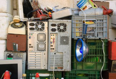 Tel Aviv-Yafa, İsrail-18 Şubat 2014: Eski bilgisayarlar ve diğer personel Jaffa bit pazarı Tel Aviv - Yafa popüler turistik biridir..