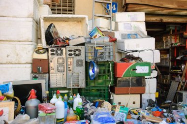 Tel Aviv-Yafa, İsrail-18 Şubat 2014: Eski bilgisayarlar ve diğer personel Jaffa bit pazarı Tel Aviv - Yafa popüler turistik biridir..