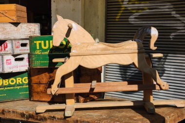 Tel Aviv-Yafa, İsrail-18 Şubat 2014: Ahşap sallanan at ve eski Tuborg bira ve 7up kutuları Satılık. Jaffa bit pazarı turistler ve yerliler için Tel Aviv-Yafa için popüler konumlar biridir