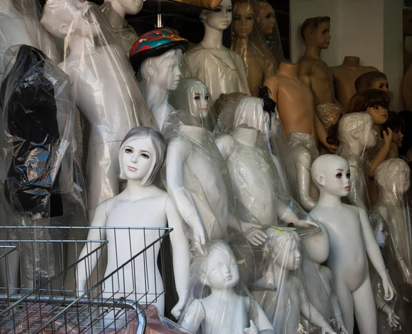 Különböző Típusú Meztelen Mannequins Eladó Metafora Elidegenedés Elhidegülés Szakítani Emberek — Stock Fotó