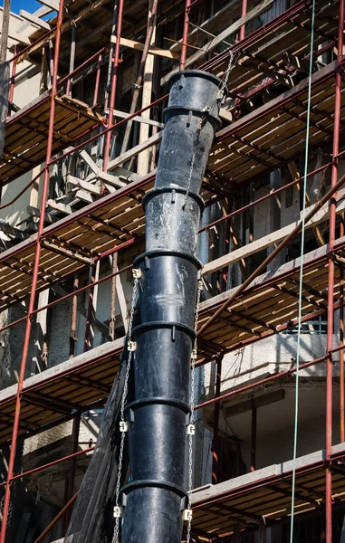Lešení Stavbě Nové Budovy Trubice Vyrobené Kontejnerů Pro Odstranění Nečistot — Stock fotografie