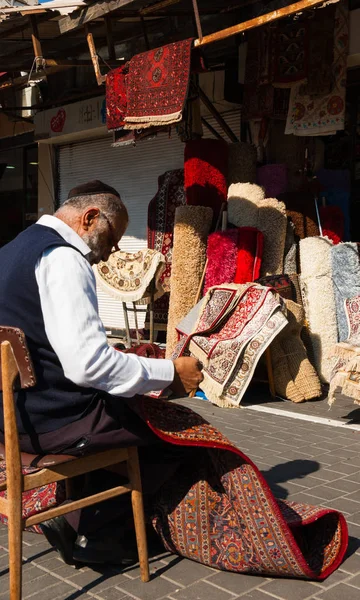 Tel Aviv Yafo Israël Februari 2014 Unidentified Senior Verkoper Repareren — Stockfoto