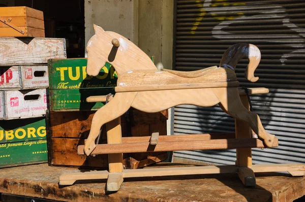 Tel Aviv Yafo Israel Fevereiro 2014 Cavalo Balanço Madeira Cerveja — Fotografia de Stock