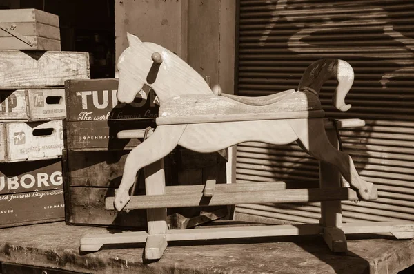 特拉维夫 特拉维夫 以色列 2014年2月18日 木摇摆马和老 Tuborg 啤酒和7Up 盒出售 雅里跳蚤市场是最受欢迎的景点之一 游客和当地人在特拉维夫 — 图库照片