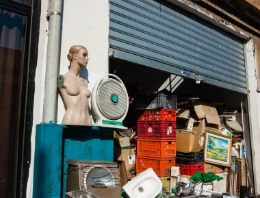 Jaffa, Israil-18 Şubat: bit pazarında önemsiz mağaza girişinde yakın çıplak kadın manken büstü. Jaffa bit pazarı (shuk Hapishpeshim), Jaffa ve Tel Aviv 'deki turistik başlıca turistik yerlerden biridir..