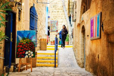 Tel Aviv-Yafa, İsrail - 18 Şubat 2014: benzersiz sanat galerileri bulunan turistler sokak eski Jaffa dar.