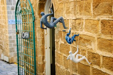 Tel Aviv, İsrail - 18 Şubat 2014: Giriş birçok sanat galerileri bir eski Jaffa dar sokakları yer alan.