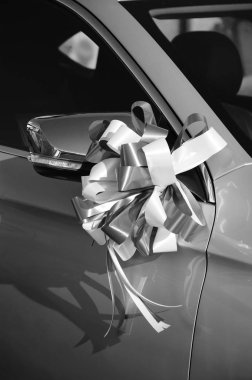 Düğün araba yay düzenleme. Yansıma. Seçici odak üzerinde yay. Yaşlı fotoğraf. Siyah ve beyaz. 