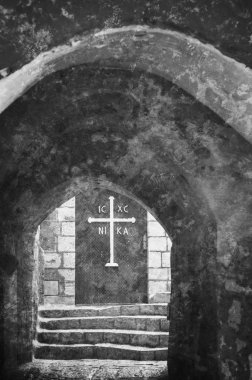 St Michael Manastırı (Tel Aviv-Yafa, İsrail) eski Jaffa içinde kemer aracılığıyla kapı görüntüleyin. Retro fotoğraf çizikler ile yaşlı. Siyah ve beyaz.