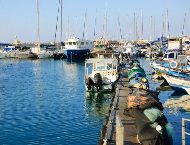 Tel Aviv-Yafa, İsrail-18 Şubat 2014: Fishnet iskele ve Balık tutma ve yelkenli tekneler eski Jaffa liman içinde. Jaffa limanıdır boş zaman faaliyetleri ile turistler ve yerliler için popüler konumlar.