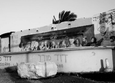 Tel Aviv-Yafa, İsrail - 18 Şubat 2014: Ünlü Yahudi kişilikleri (Karl Marx, Freud, Golda Meir, Einstein, Ben Gurion, Herzl vb) Tel Aviv promenade, grafiti üzerinde duvar sanatçı Anna Kogan oluşturdu. Siyah ve beyaz fotoğraf.