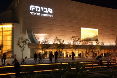 Tel Aviv, İsrail - 18 Şubat 2014: Habima Tiyatrosu yeni akşam ve ailelerde square Garden'da rahatlatıcı içinde ışıklı bina.