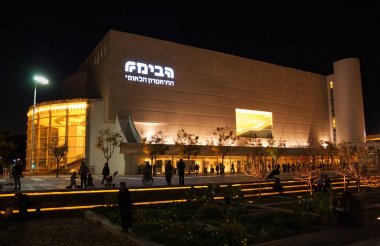 Tel Aviv, İsrail - 18 Şubat 2014: Habima Tiyatrosu yeni akşam ve ailelerde square Garden'da rahatlatıcı içinde ışıklı bina.