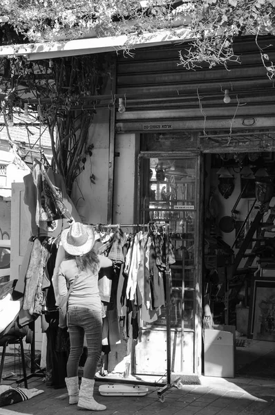 Tel Aviv Yafo Israel Fevereiro 2014 Jovem Mulher Escolhendo Roupas — Fotografia de Stock