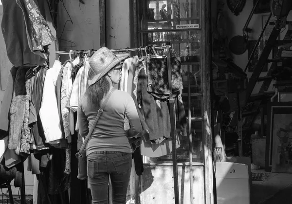 Tel Aviv Yafo Israel Fevereiro 2014 Jovem Mulher Escolhendo Roupas — Fotografia de Stock