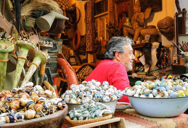 Tel Aviv-Yafa, İsrail - 18 Şubat 2014: tanımlanamayan satıcı ikinci el deposunun istemcileri için bekliyor. Turistler ve yerliler için popüler ilgi çekici mekanlara Jaffa bit pazarı olduğunu.