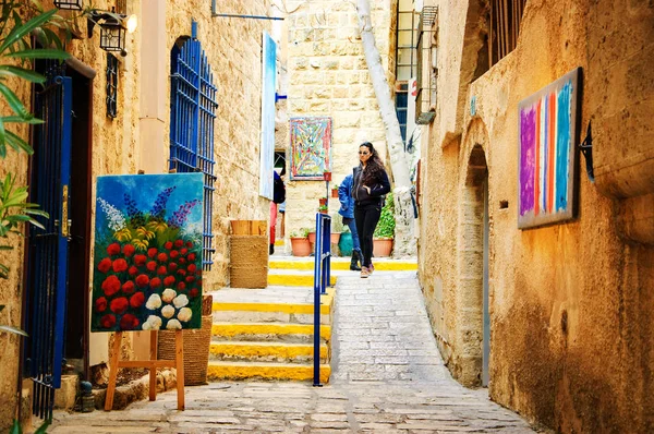 Tel Aviv-Yafa, İsrail - 18 Şubat 2014: benzersiz sanat galerileri bulunan turistler sokak eski Jaffa dar.