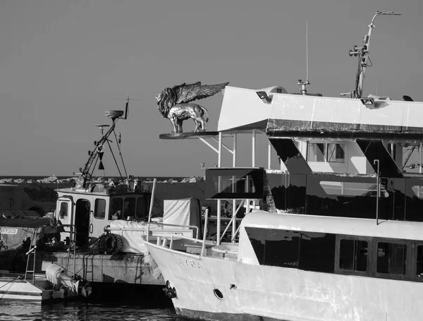 アビブ テル市 イスラエル 2014 古いヤッファ港で翼のあるライオンとセーリング ボート レジャーとレストランのヤッファ港は観光客や地元の人々 の人気観光スポットです — ストック写真