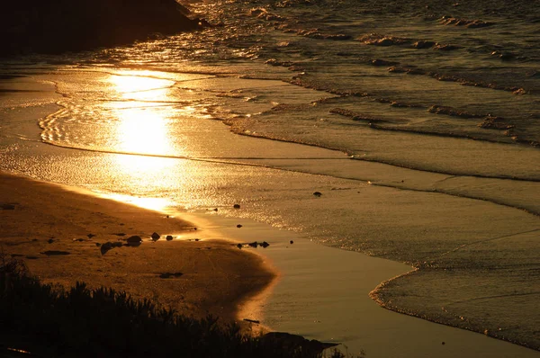 Gyönyörű Golden Sunset Tükrözi Tengervíz Békés Nyugodt Táj Természet Háttér — Stock Fotó