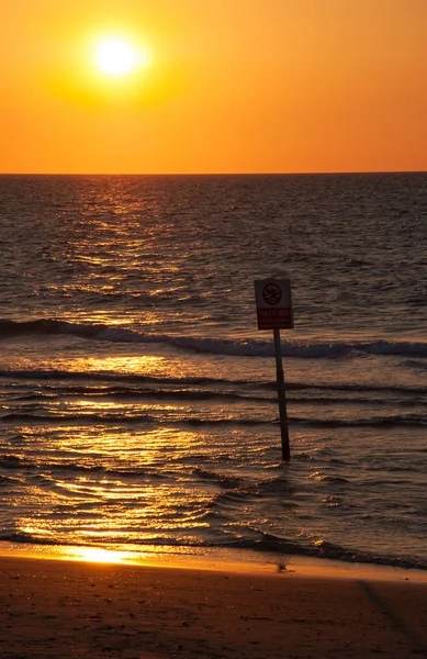 Tel Aviv Israel Puesta Sol Mágica Sobre Mar Natación Signo — Foto de Stock